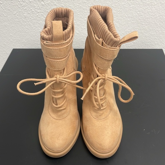 Women Boots - Picture 2 of 4